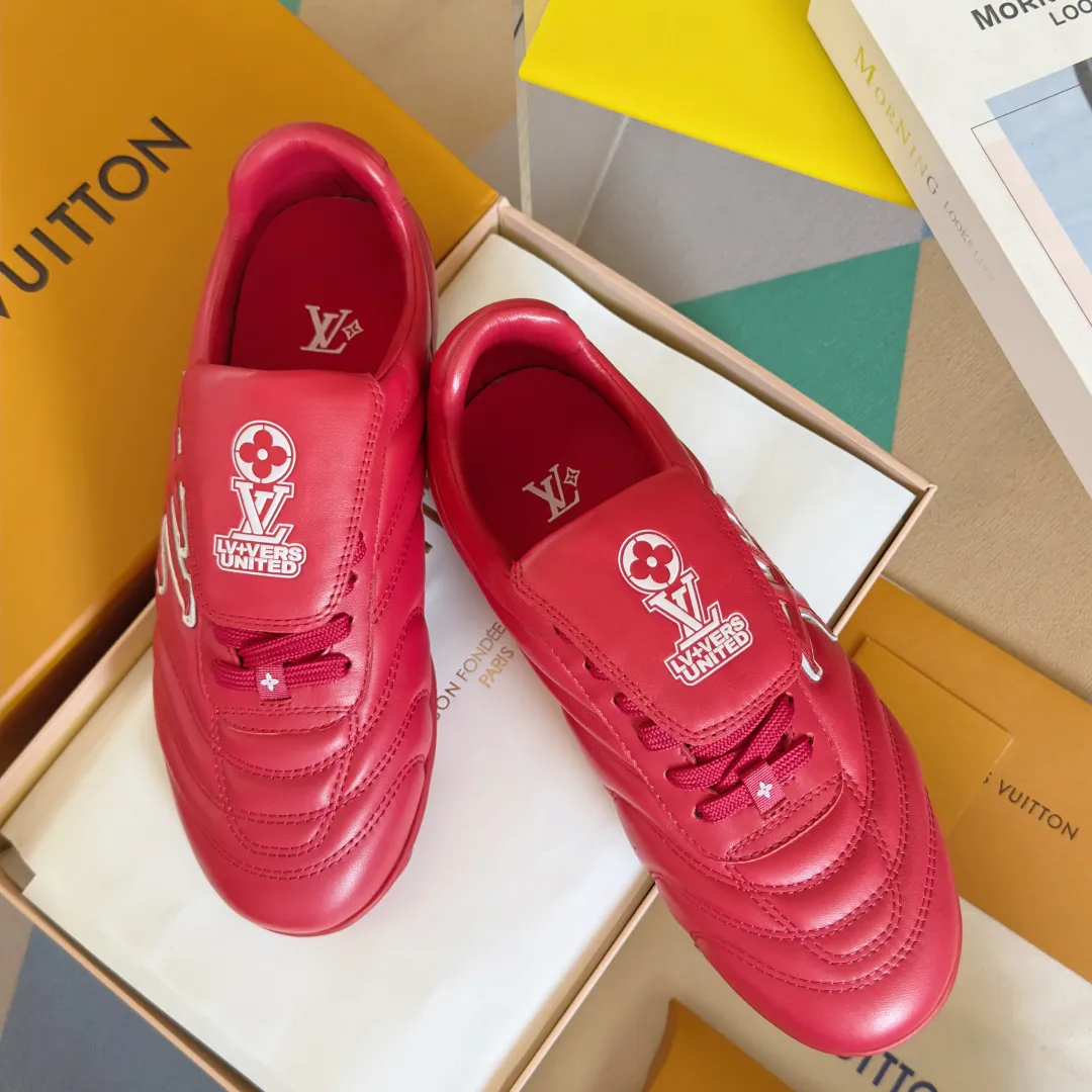 Top version: Couple model 640💰 LV Louis Vuitton L house Donkey brand latest Footprint series Couple model football sneakers casual running shoes original purchase development and production This Footprint Soccer sneaker was unveiled in the 2025 spring and summer series fashion show. It is the first sneaker designed by Pharrell Williams inspired by football shoes. The shoes are inspired by football, a sport that spans generations and cultures, echoing the 2025 spring and summer series fashion show's theme of unity and universal participation. The shoe is famous for its sleek design, with the dynamic IV Initials logo embellished on the side, the tongue embellished with the Lvers United badge inspired by the football team, and the foot pattern rubber sole decorated with multiple Louis Vuitton logos. Exquisitely packaged at the delivery counter🛍📦 ▪️Material: Original imported first-layer cowhide ▪️Lining: Original custom-made soft sheepskin lining ▪️Sole: Original open-molded two-color TPU combination sole ▪️Sole thickness: 3.5CM ▪️Size: Women’s 35-41 / Men’s 39-45